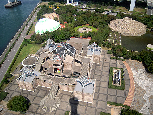 瀬戸大橋タワーから見た瀬戸大橋記念館