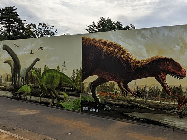 恐竜のイラストが描かれた壁