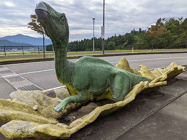 道路脇の恐竜