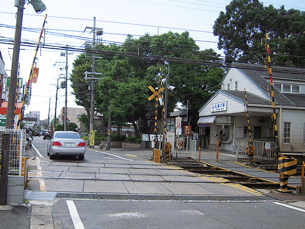久津川駅を南に出て右（西）へ