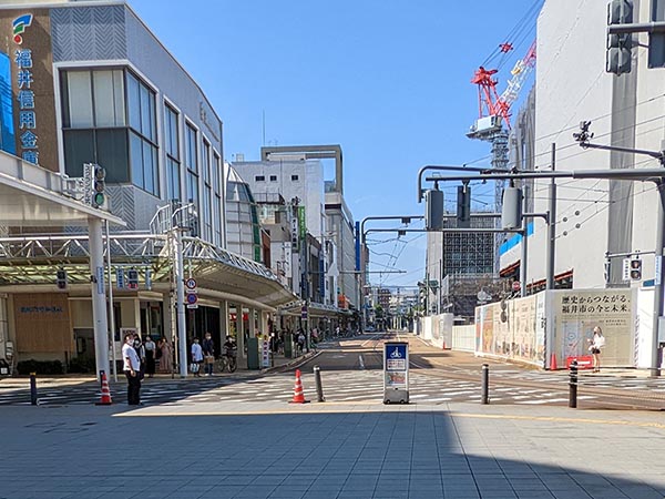 福井駅の西口を出て、左側に見えるハピリンの前を通り、福井鉄道福武線が走る道を進みます
