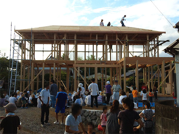 棟上祭を待っている間の談笑