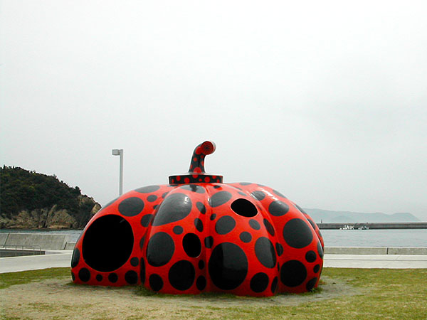 草間彌生さんの赤いかぼちゃ