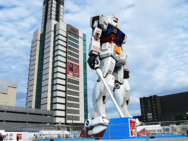 docomoビルの横に立つガンダム